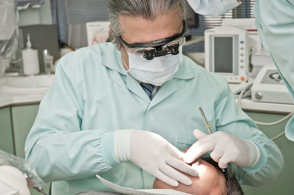 stomatolog, implantati